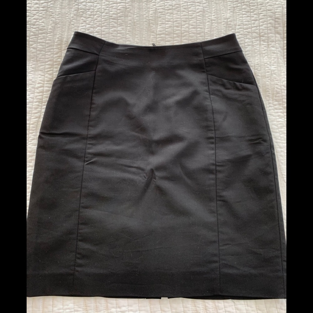 H&M classic black pencil skirt. Like new.